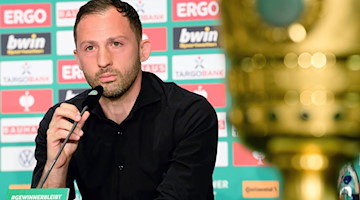 Domenico Tedesco, Trainer des RB Leipzig, spricht während einer Pressekonferenz. / Foto: Soeren Stache/dpa/Archivbild