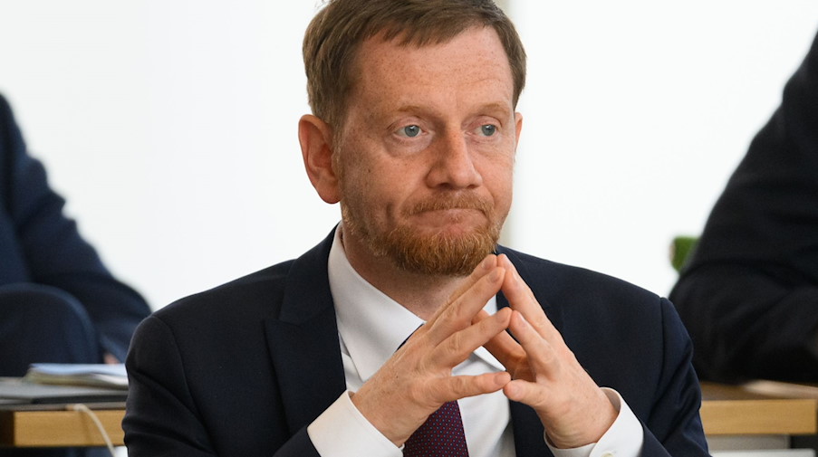 Michael Kretschmer (CDU), Ministerpräsident von Sachsen, gestikuliert. / Foto: Robert Michael/dpa