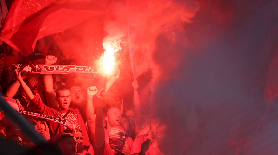 Kaiserslautern-Fans zünden bengalische Feuer zu Beginn der Partie. / Foto: Jan Woitas/dpa