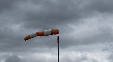 Ein Windsack weht bei stürmischem Wetter im Wind. / Foto: Silas Stein/dpa/Symbolbild