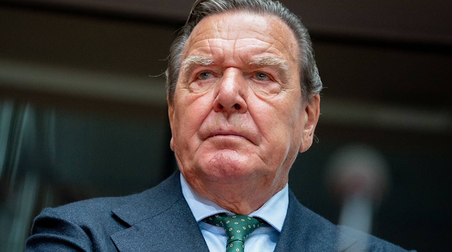 Gerhard Schröder, ehemaliger Bundeskanzler, schaut in die Ferne. / Foto: Kay Nietfeld/dpa/Archivbild