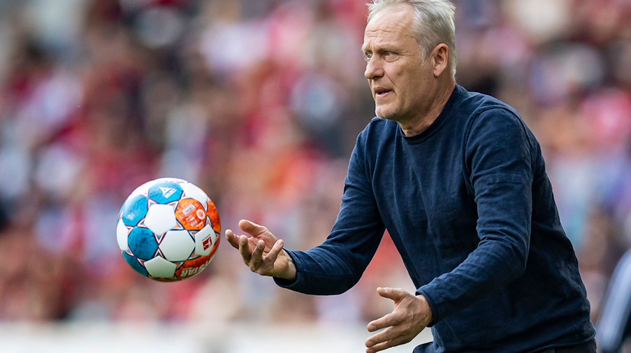 Freiburgs Trainer Christian Streich wirft einen Ball. / Foto: Tom Weller/dpa/Archivbild