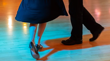 Teilnehmer eines Tanzkreises für feste Tanzpaare tanzen am Abend in der Dresdner Tanzschule Nebl. / Foto: Robert Michael/dpa-Zentralbild/dpa/Archivbild