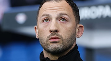 Leipzigs Trainer Domenico Tedesco steht an der Seitenlinie. / Foto: Jan Woitas/dpa/Archiv