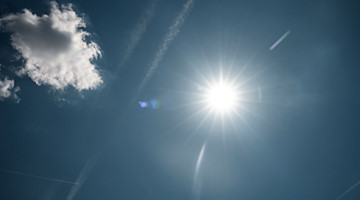 Die Sonne scheint bei sommerlichen Temperaturen vom blauen Himmel. / Foto: Daniel Vogl/dpa