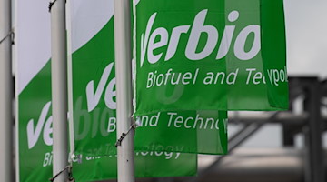 Das Logo des Biokraftstoffherstellers Verbio ist auf Fahnen zu sehen. / Foto: Monika Skolimowska/dpa-Zentralbild/ZB/Archivbild