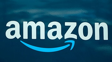 Das Logo des Versandhändlers Amazon auf einem Lieferwagen. / Foto: Steven Senne/AP/dpa/Archivbild