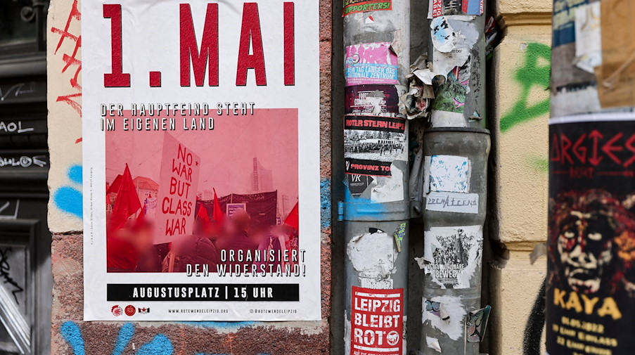 Ein Plakat wirbt für eine linke Demonstration am 1. Mai im Leipziger Stadtteil Connewitz. / Foto: Jan Woitas/dpa