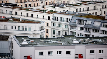 Blick über die Dächer von Mehrfamilienhäusern. / Foto: Christoph Soeder/dpa/Symbolbild