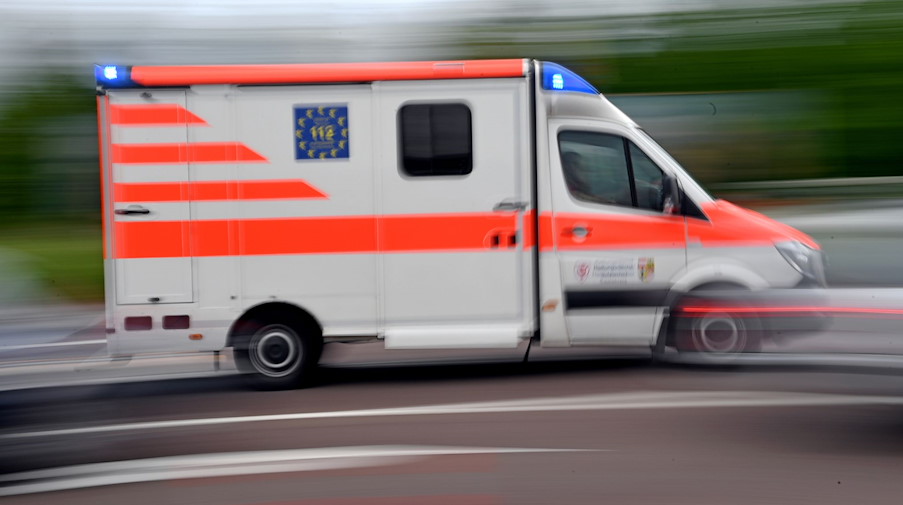 Ein Krankenwagen fährt mit Blaulicht auf einer Straße. / Foto: Hendrik Schmidt/dpa-Zentralbild/ZB/Symbolbild