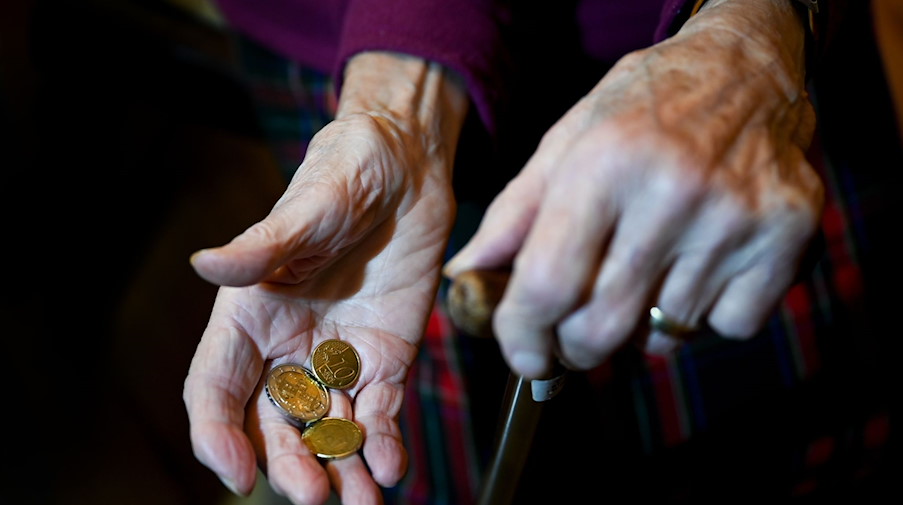 Eine alte Frau hält Kleingeld in der Hand. / Foto: Felix Kästle/dpa/Symbolbild