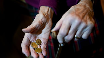 Eine alte Frau hält Kleingeld in der Hand. / Foto: Felix Kästle/dpa/Symbolbild