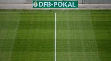 Eine Bande mit der Aufschrift DFB-Pokal steht am Spielfeld im Rudolf-Harbig-Stadion. / Foto: Robert Michael/dpa-Zentralbild/dpa/Archivbild