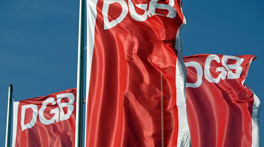 Das Logo des Deutschen Gewerkschaftsbunds (DGB) auf wehenden Fahnen. / Foto: Jan Woitas/dpa-Zentralbild/dpa/Symbolbild