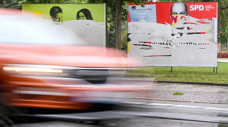Zerstörte Wahlplakate von Bündnis 90/Die Grünen und der SPD sind an der Eisenbahnstraße in Leipzig zu sehen. / Foto: Hendrik Schmidt/dpa-Zentralbild/dpa/Archivbild