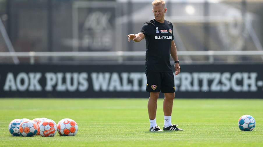 Dynamos Trainer Markus Anfang gestikuliert. / Foto: Robert Michael/dpa
