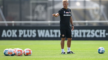 Dynamos Trainer Markus Anfang gestikuliert. / Foto: Robert Michael/dpa