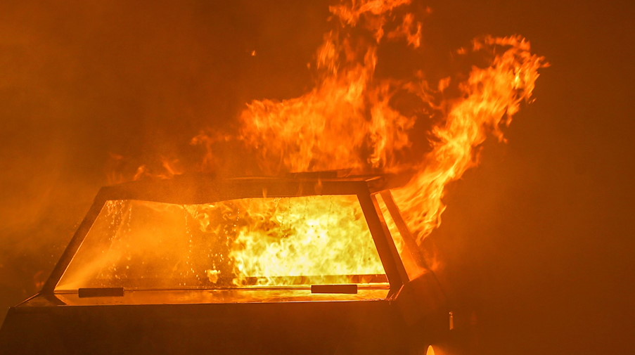 Ein Auto steht in Flammen. / Foto: David Young/dpa/Symbolbild
