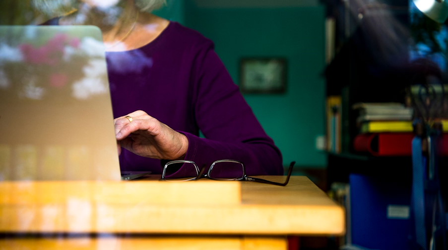 Eine Frau arbeitet an einem Laptop. / Foto: Finn Winkler/dpa/Illustration