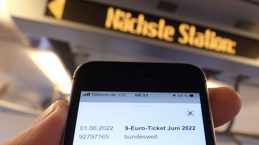 Ein Smartphone zeigt in einer S-Bahn das «9 Euro- Ticket». / Foto: Sebastian Willnow/dpa