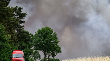 Rauch steigt aus einem Waldbrandgebiet in der Gohrischheide in den Himmel. / Foto: Robert Michael/dpa
