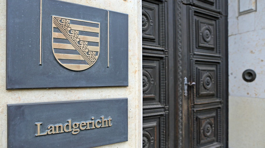 Das Schild am Eingang zum Landgericht Leipzig. / Foto: Jan Woitas/zb/dpa