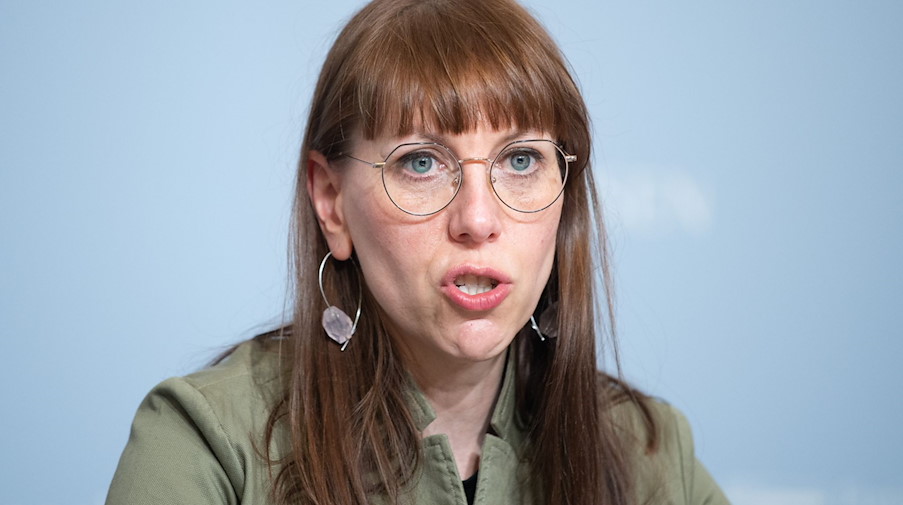 Sachsens Gleichstellungsministerin Katja Meier nimmt an einer Pressekonferenz teil. / Foto: Sebastian Kahnert/dpa-Zentralbild/dpa/Archivbild