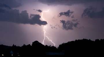 Ein Blitz erhellt den Nachthimmel. / Foto: Tobias Hartl/Vifogra/dpa/Symbolbild