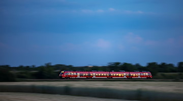 Eine Regionalbahn fährt am Abend über die Stadtgrenze von Leipzig. / Foto: Jan Woitas/dpa