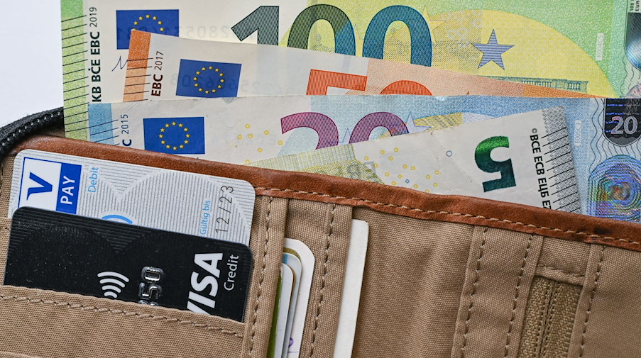 Geldscheine stecken in einem Portemonnaie. / Foto: Patrick Pleul/dpa-Zentralbild/Illustration