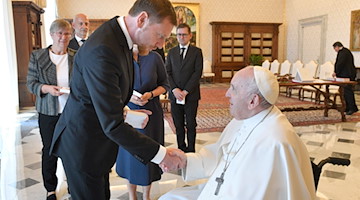 Papst Franziskus empfängt Sachsens Ministerpräsidenten Michael Kretschmer (CDU). / Foto: Vatican Media/Servizio Fotografico Vaticano/dpa