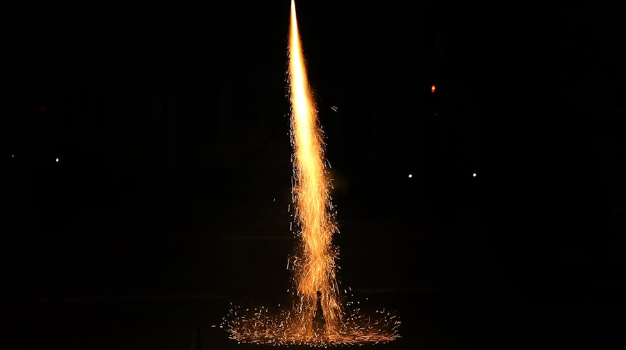 Eine Rakete startet aus einer Flasche. / Foto: Karl-Josef Hildenbrand/dpa/Symbolbild