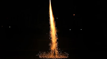 Eine Rakete startet aus einer Flasche. / Foto: Karl-Josef Hildenbrand/dpa/Symbolbild