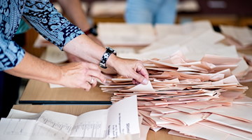 Eine Wahlhelferin sortiert in einem Wahllokal die Stimmzettel für die Auszählung. / Foto: Hauke-Christian Dittrich/dpa/Symbolbild