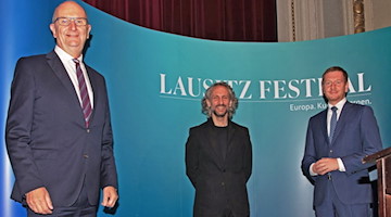 Dietmar Woidke (SPD, l-r), Daniel Kühnel, künstlerischer Leiter des Lausitz Festivals, und Michael Kretschmer (CDU). / Foto: Paul Zinken/dpa/Archivbild
