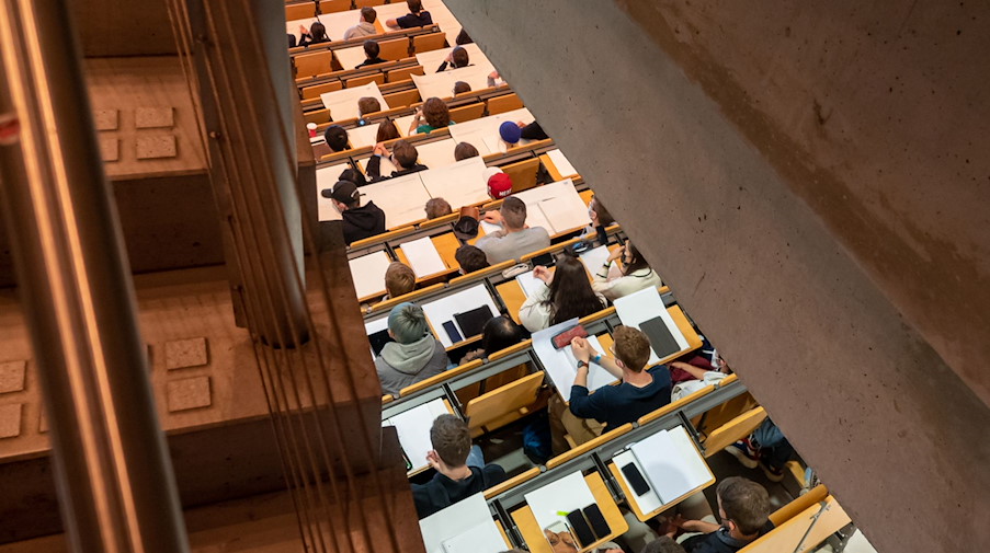 Studierende nehmen im Hörsaal an einer Vorlesung teil. / Foto: Daniel Josling/dpa/Symbolbild