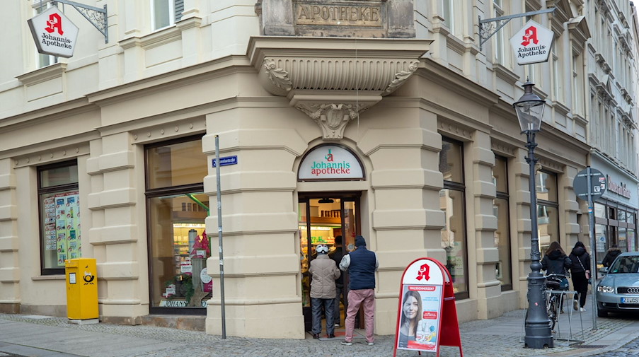 Vor einer Apotheke in der Innenstadt bildet sich eine kleine Schlange von Menschen. / Foto: Daniel Schäfer/dpa-Zentralbild/ZB/Archivbild