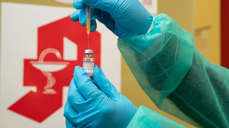 Eine Apothekerin zieht den Corona-Impfstoff Comirnaty von Biontech/Pfizer mit einer Spritze auf. / Foto: Friso Gentsch/dpa/Symbolbild