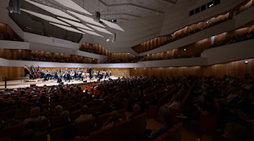 Musiker des Dresdner Festspielorchesters spielen beim Konzert zur Eröffnung. / Foto: Robert Michael/dpa/Archivbild