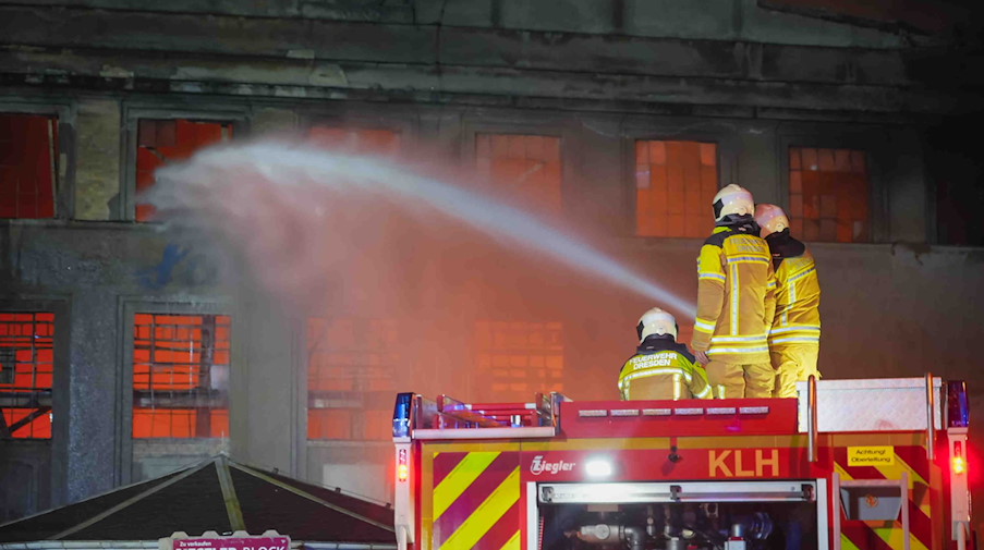 Die Feuerwehr löscht von einer Fahrzeug aus einen Brand. / Foto: Christian Essler,/dpa/Archivbild