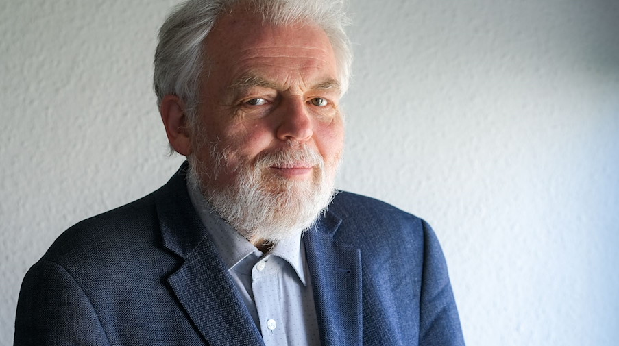 Lutz Rathenow widmet sich nach seiner Zeit als SED-Aufarbeitungsbeauftragter in Sachsen wieder dem Schreiben. / Foto: Jens Kalaene/dpa/Archivbild