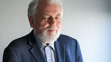Lutz Rathenow widmet sich nach seiner Zeit als SED-Aufarbeitungsbeauftragter in Sachsen wieder dem Schreiben. / Foto: Jens Kalaene/dpa/Archivbild