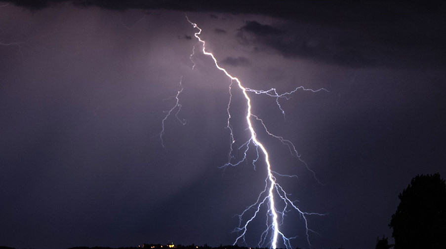 Blitze entladen sich während eines Gewitters. / Foto: Robert Michael/dpa-Zentralbild/dpa/Symbolbild