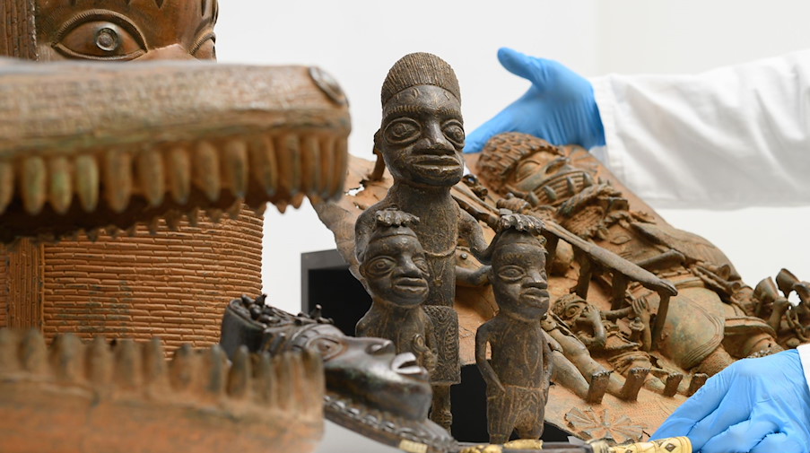 Bronze-Skulpuren in einem Arbeitsraum des Depots im Museum für Völkerkunde der Staatlichen Kunstsammlungen Dresden (SKD). / Foto: Robert Michael/dpa-Zentralbild/dpa/Archivbild