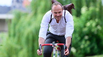 Wolfram Günther (Bündnis90/Die Grünen), Umweltminister von Sachsen auf dem Fahrrad. / Foto: Robert Michael/dpa/Bildarchiv