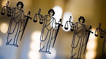 Die Justitia ist an einer Scheibe am Eingang zu einem Gericht zu sehen. / Foto: Rolf Vennenbernd/dpa/Symbolbild