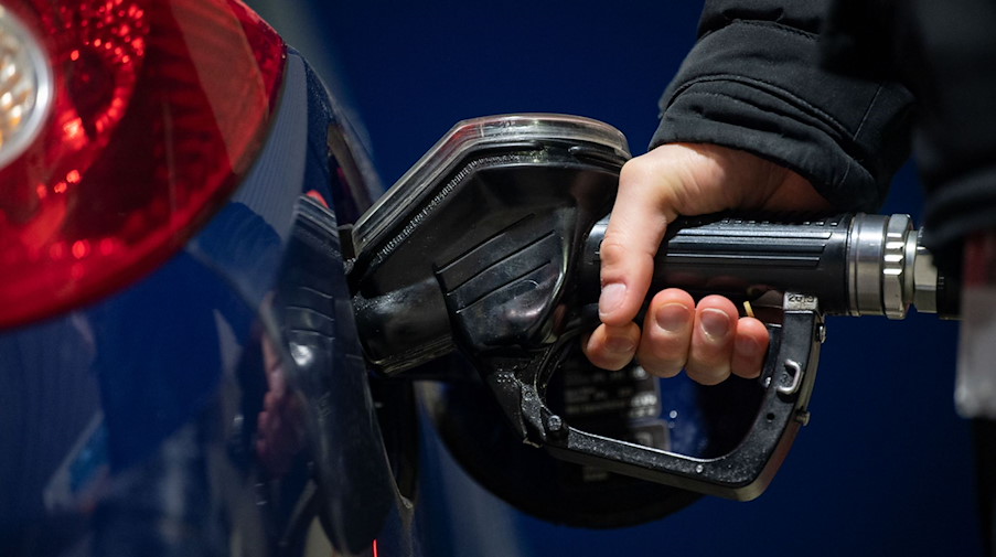 Ein Mann tankt seinen Wagen an einer Tankstelle. / Foto: Marijan Murat/dpa/Symbolbild
