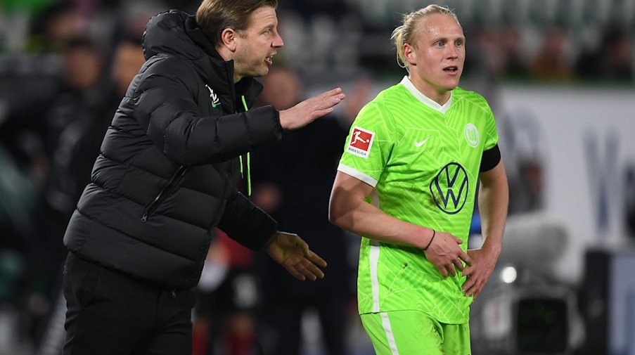 Wolfsburgs Trainer Florian Kohfeldt spricht mit Wolfsburgs Xaver Schlager. / Foto: Swen Pförtner/dpa/Archivbild