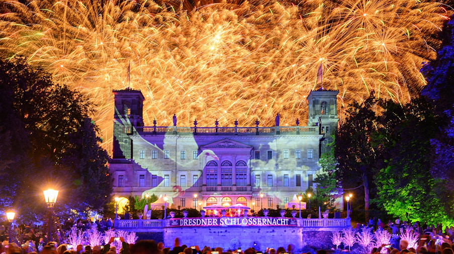 Feuerwerk steigt bei der 12. Dresdner Schlössernacht über dem Schloss Albrechtsberg, auf dem eine Projektion einer Friedenstaube zu sehen ist, auf. / Foto: Robert Michael/dpa/ZB/Archivbild