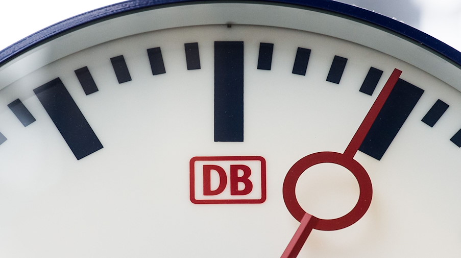 Eine Uhr mit dem Logo der Deutschen Bahn hängt in einem Bahnhof. / Foto: Silas Stein/dpa/Symbolbild